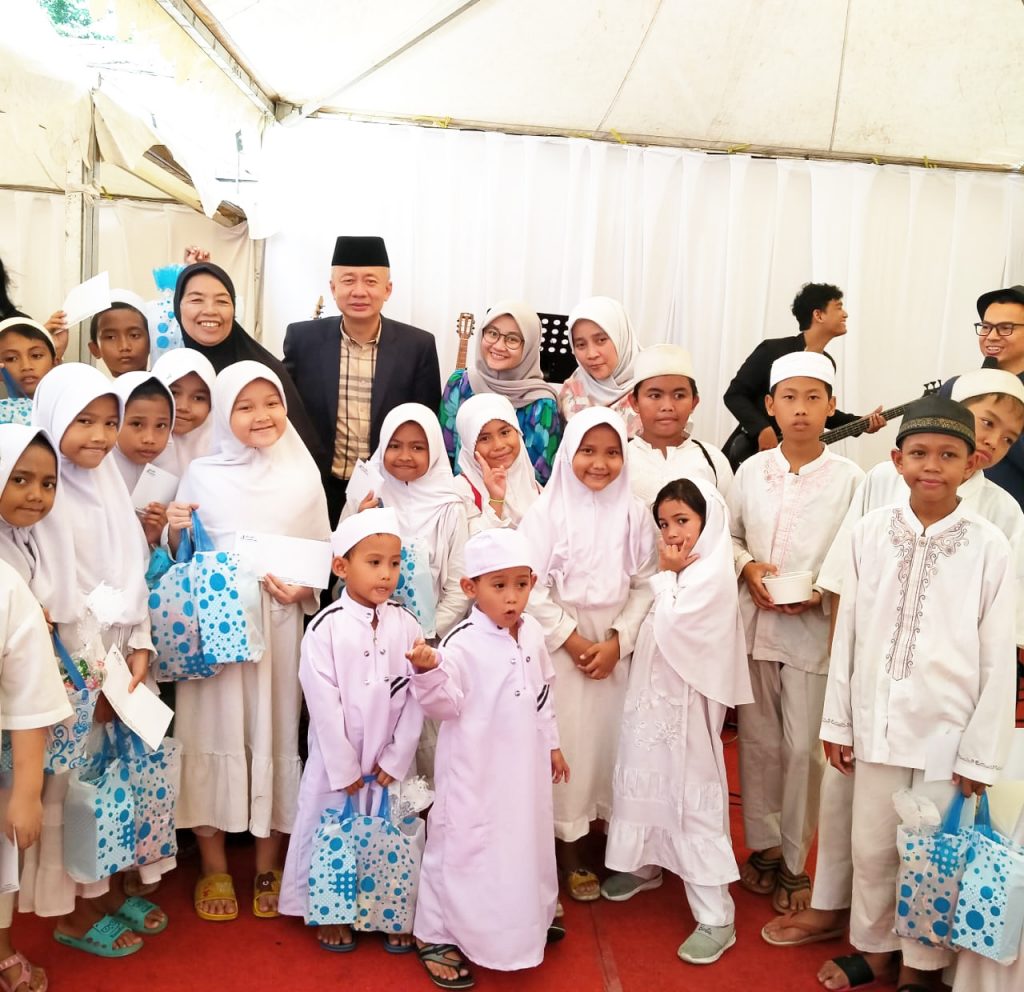 Santunan Anak Yatim Pada Peresmian Kantor Cabang Adinda Azahra Tour