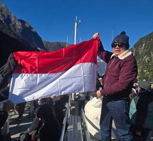 merah putih di Milford Sound