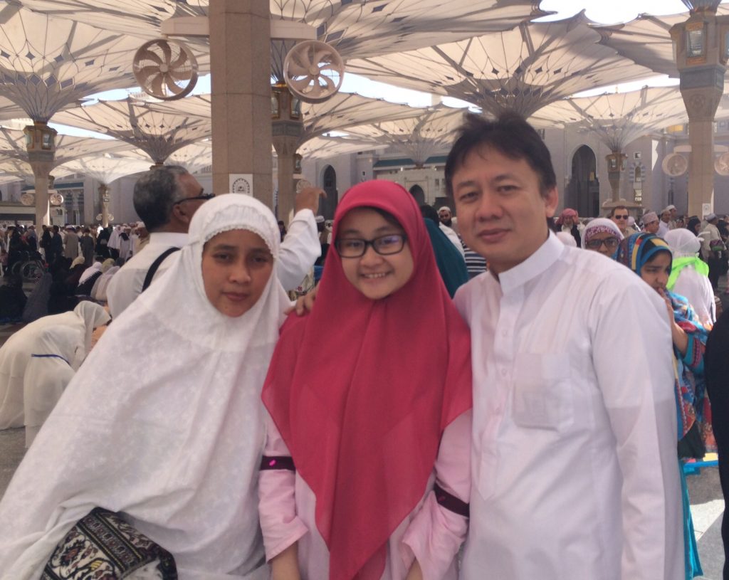 priyadi abadi bersama keluarga saat berada di masjid nabawi